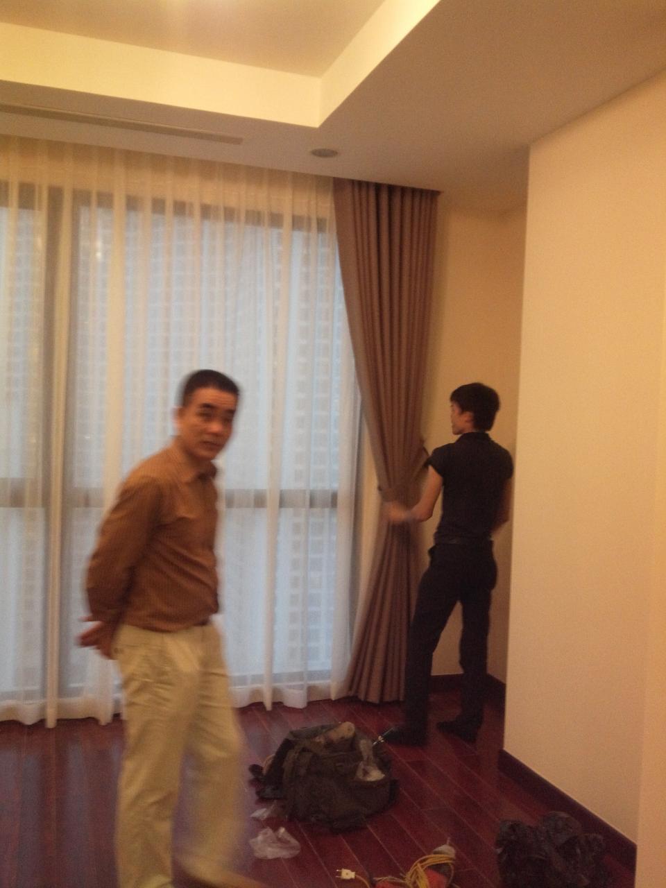 Cách mắc rèm trên khung cửa