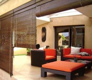 Bảo vệ ban công bằng rèm gỗ che nắng