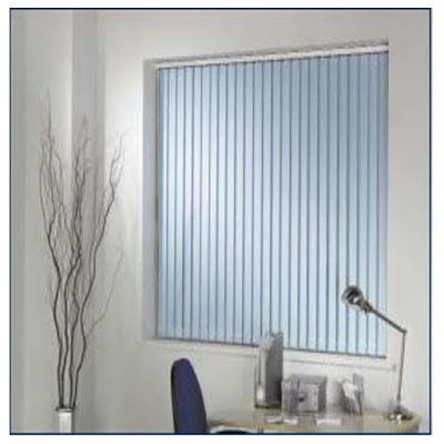 Màu xanh của rèm lá dọc với màu xám