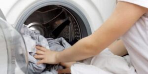 Ngâm rèm trước khi giặt